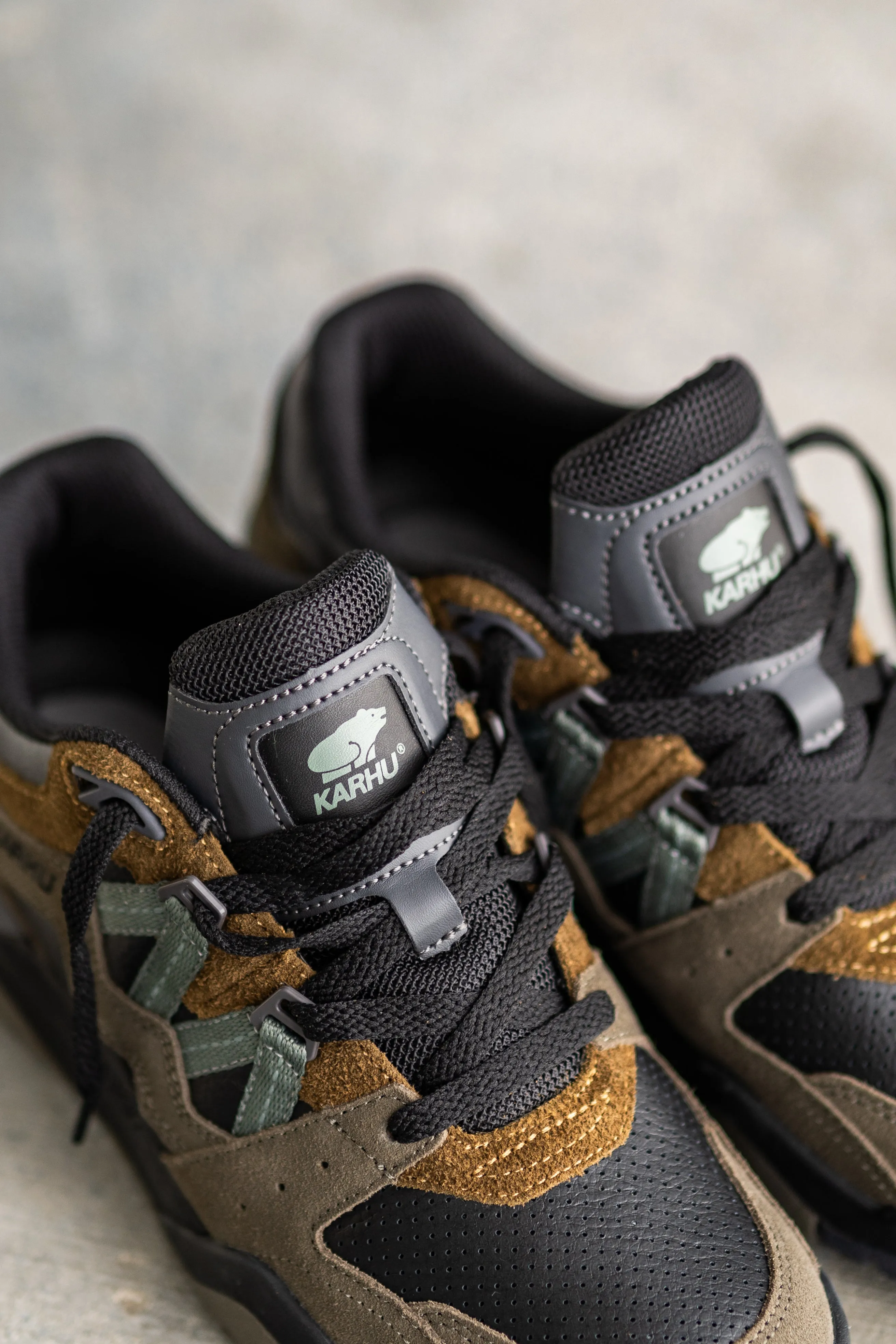 Karhu Fusion XT (Black/Laurel Wreath)