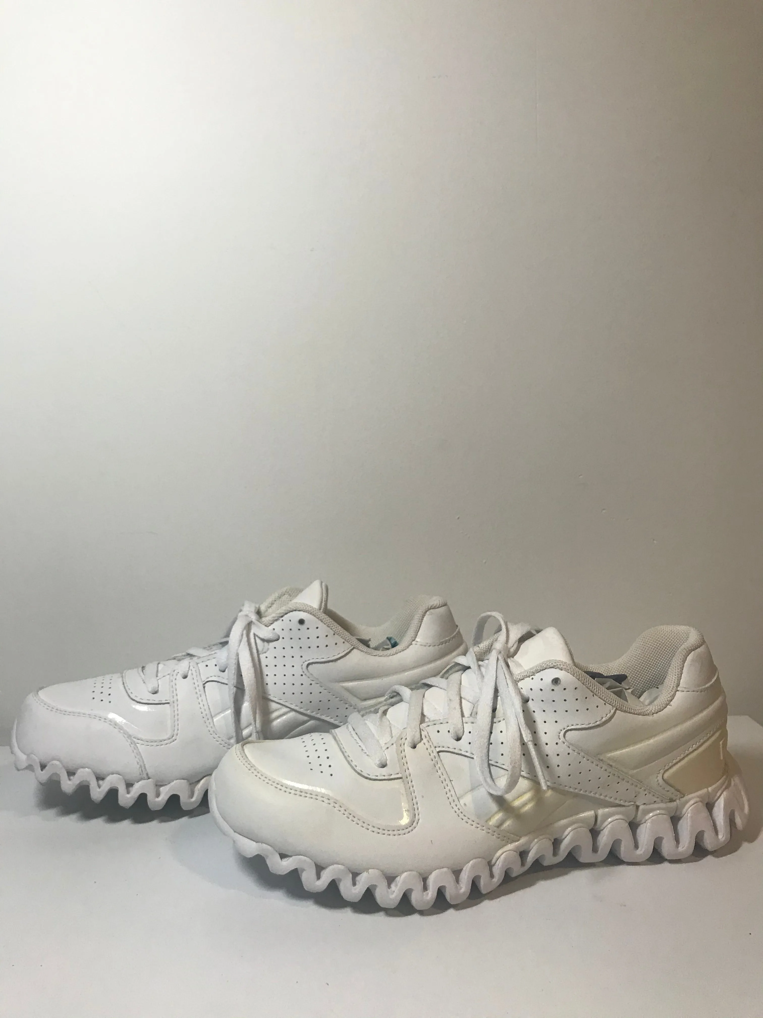 Y2K White Reebok Zignano Sneakers (Size 4.5)